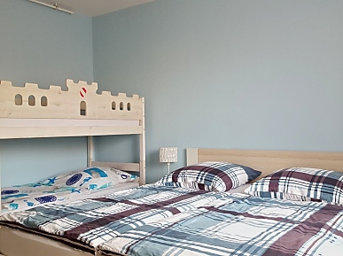 Haus See und Hund - Ferienwohnung Rex, Schlafzimmer mit Doppelbett und Etagenbett für Kinder