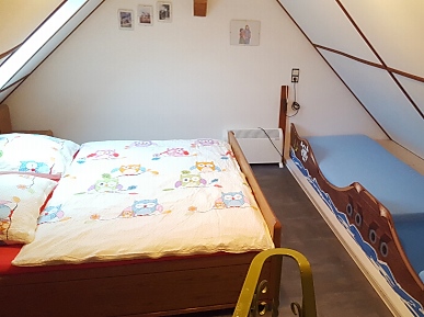 Haus See und Hund - Ferienwohnung Snoopy, Schlafzimmer im Dachgeschoss mit Doppelbett und zwei Kindermatrazen